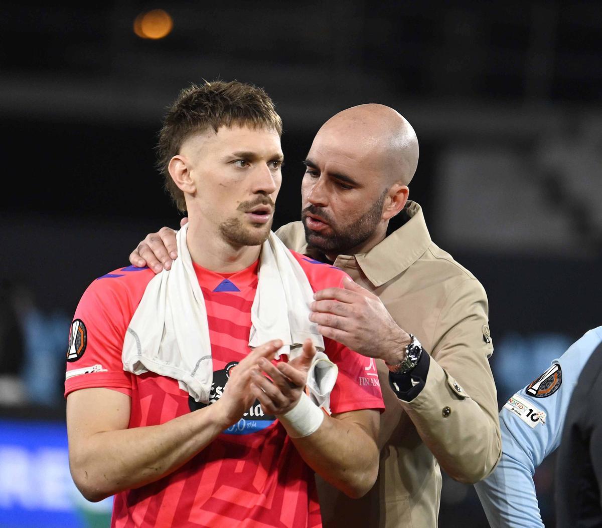 Claudio Giráldez anima a Radu al término del partido contra el Lyon en Balaídos