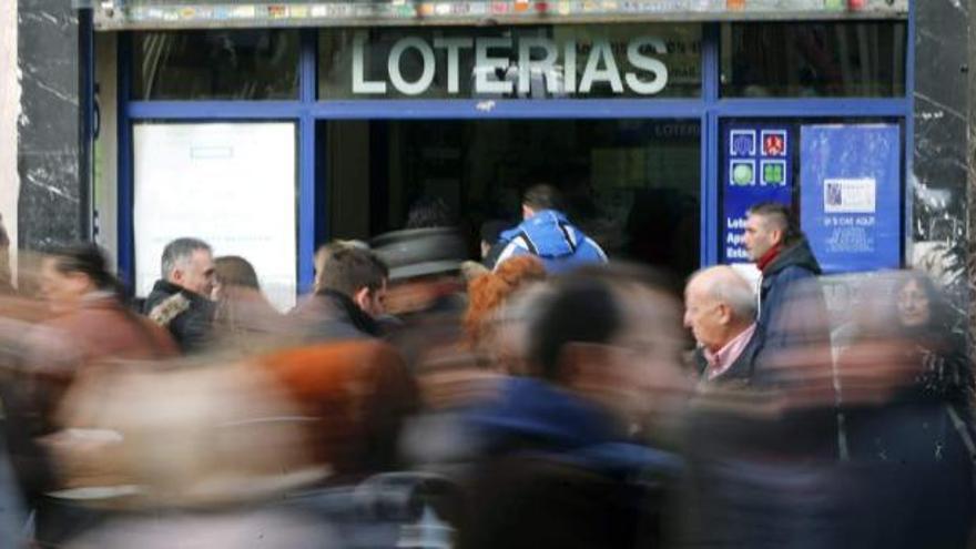 Colas interminables para hacerse con el número de la suerte de cara al sorteo de la lotería.