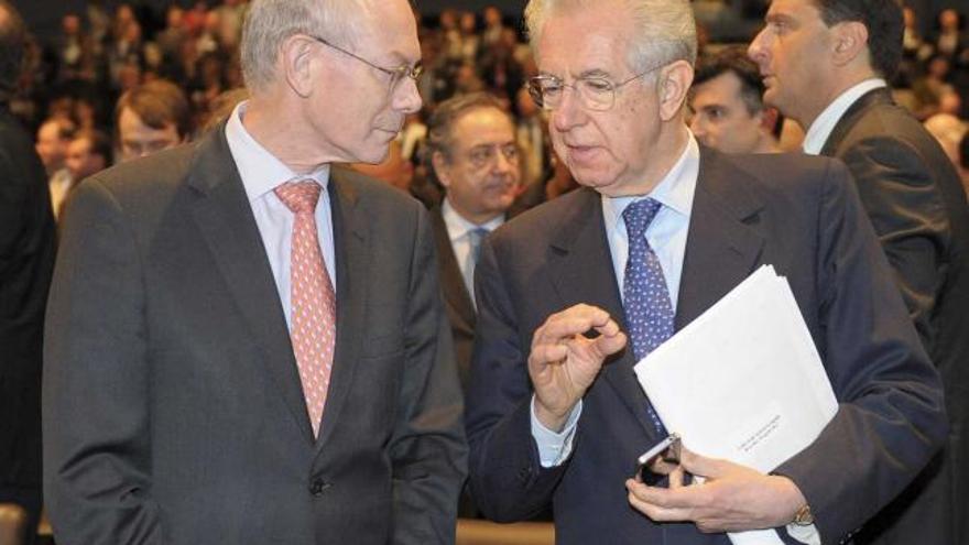 Van Rompuy, a la izquierda, y el italiano Monti conversan en un acto celebrado ayer en Bruselas.