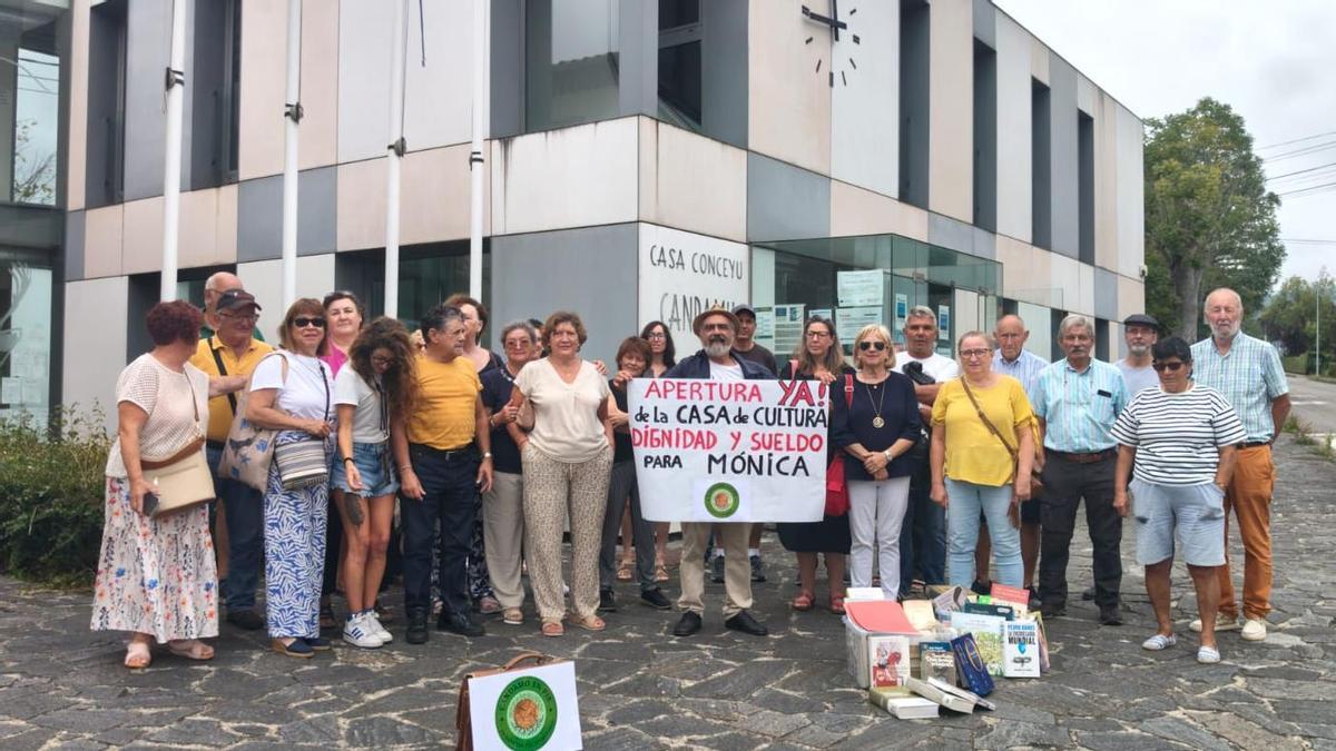 Los integrantes de la plataforma, en el exterior del Ayuntamiento de Candamo.
