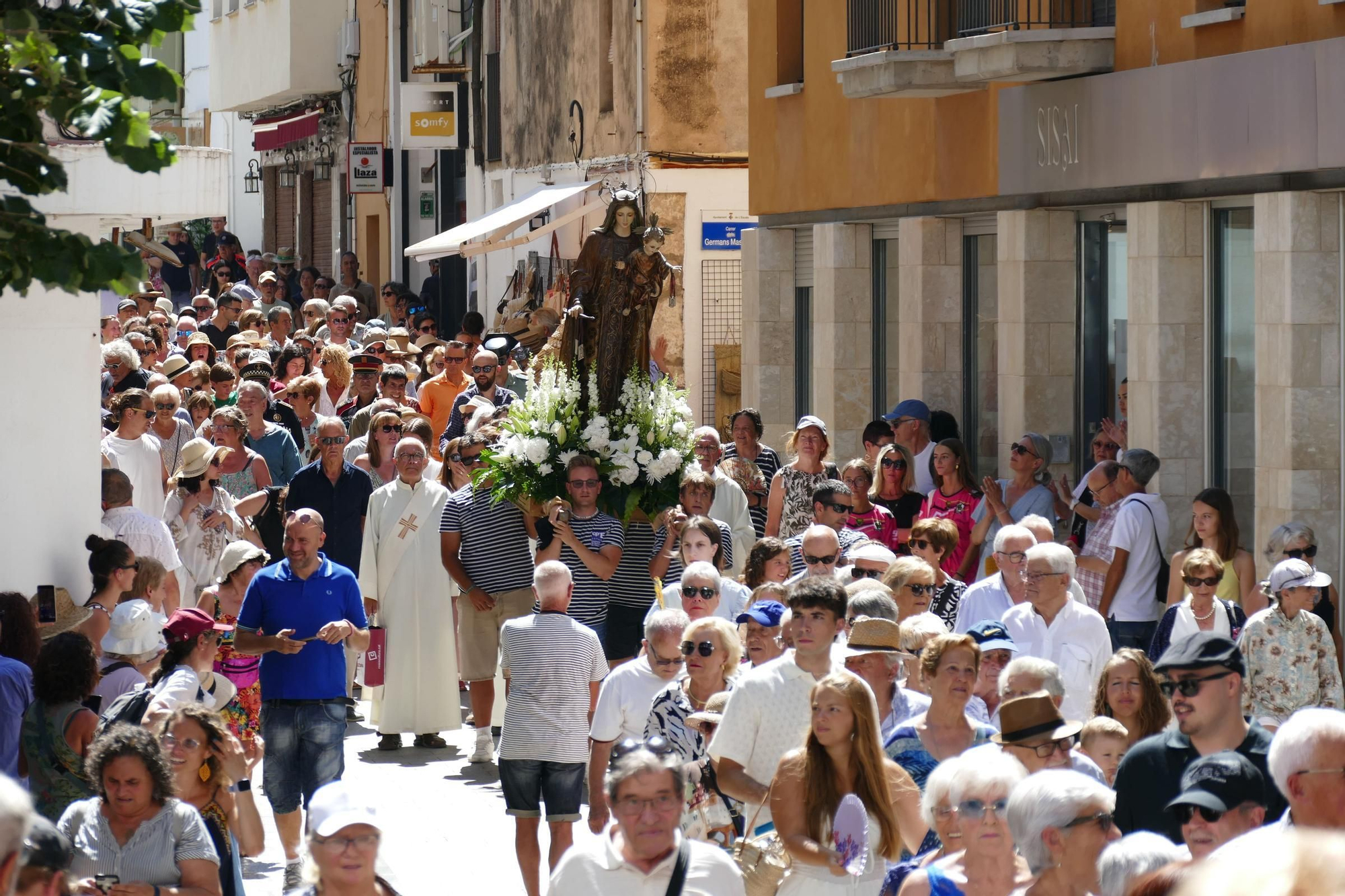 L'Escala commemora la Festa del Carme amb un sentit homenatge a les persones grans i a les seves arrels marineres