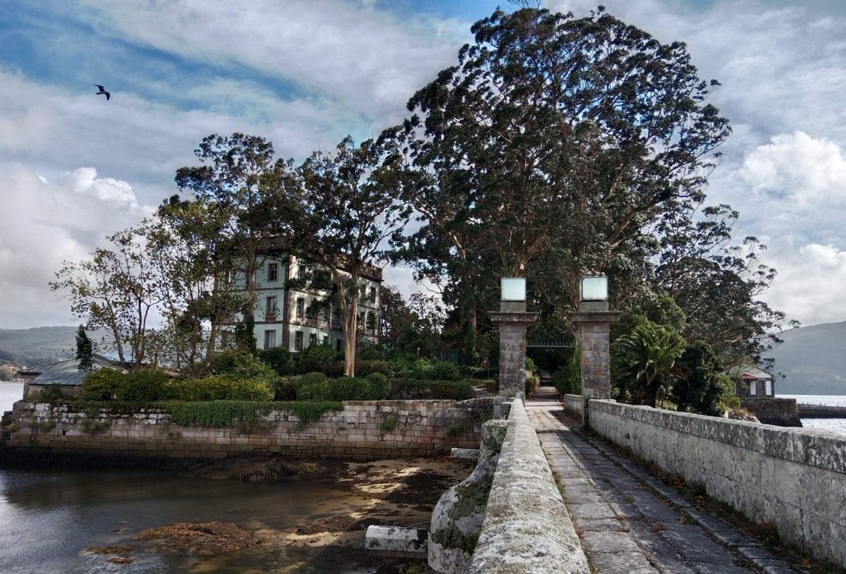 A illa de San Simón desde a ponte que a conecta coa de Santo Antón.