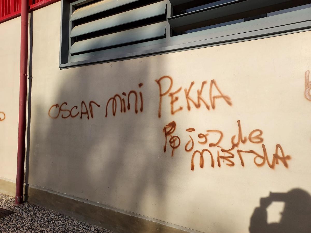 Pintadas aparecidas en el IES de Villanueva de Gállego.