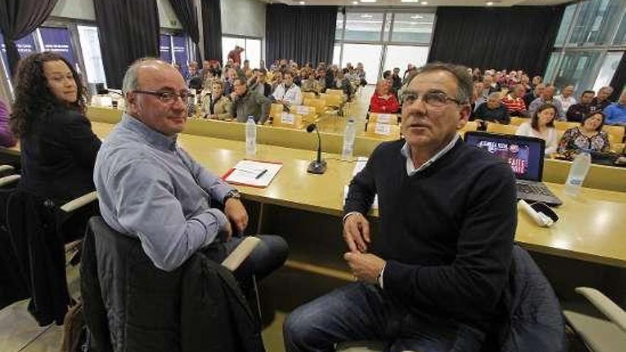 Ana Valiño, Carlos Romero y Manuel García, en la asamblea.  // J.S.