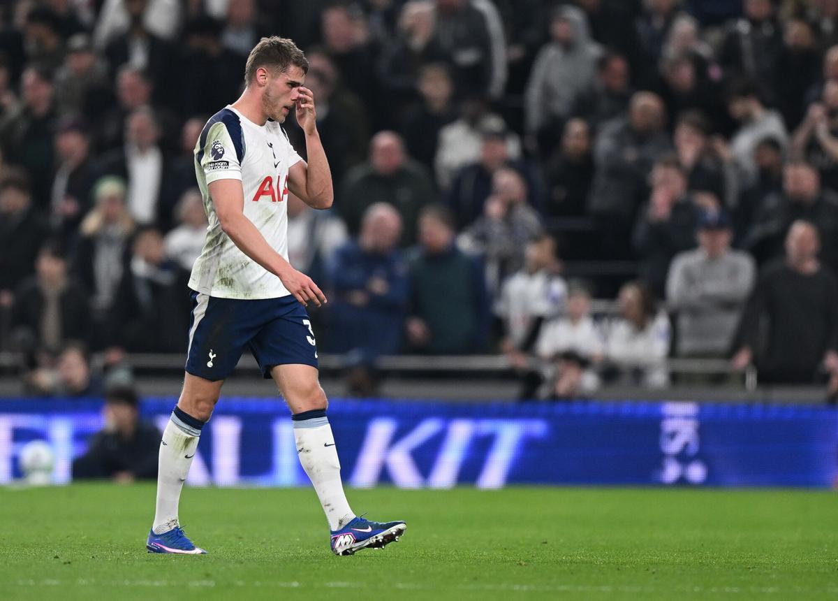 Van de Ven fue expulsado ante el Crystal Palace