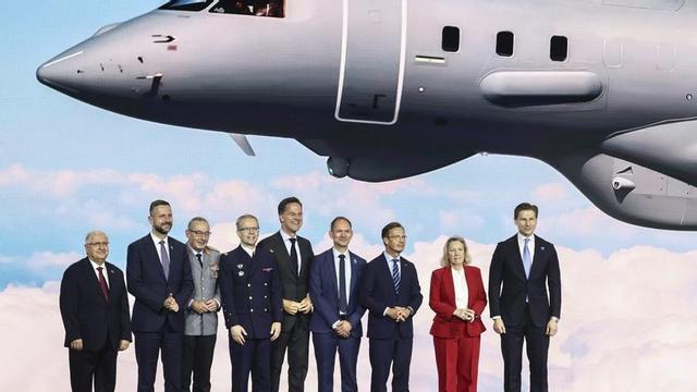 Dirigents d’alguns dels països aliats posen després de la firma d’un contracte de Defensa amb l’empresa Lockheed Martin. | EFE / EPA