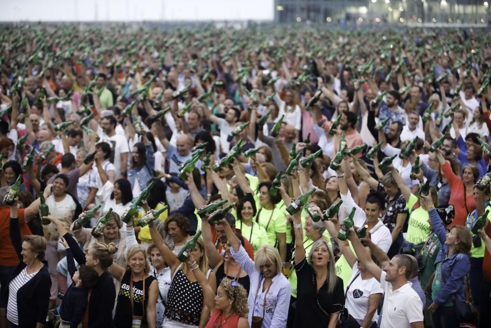 Gijón bate el récord de escanciado simultáneo de sidra