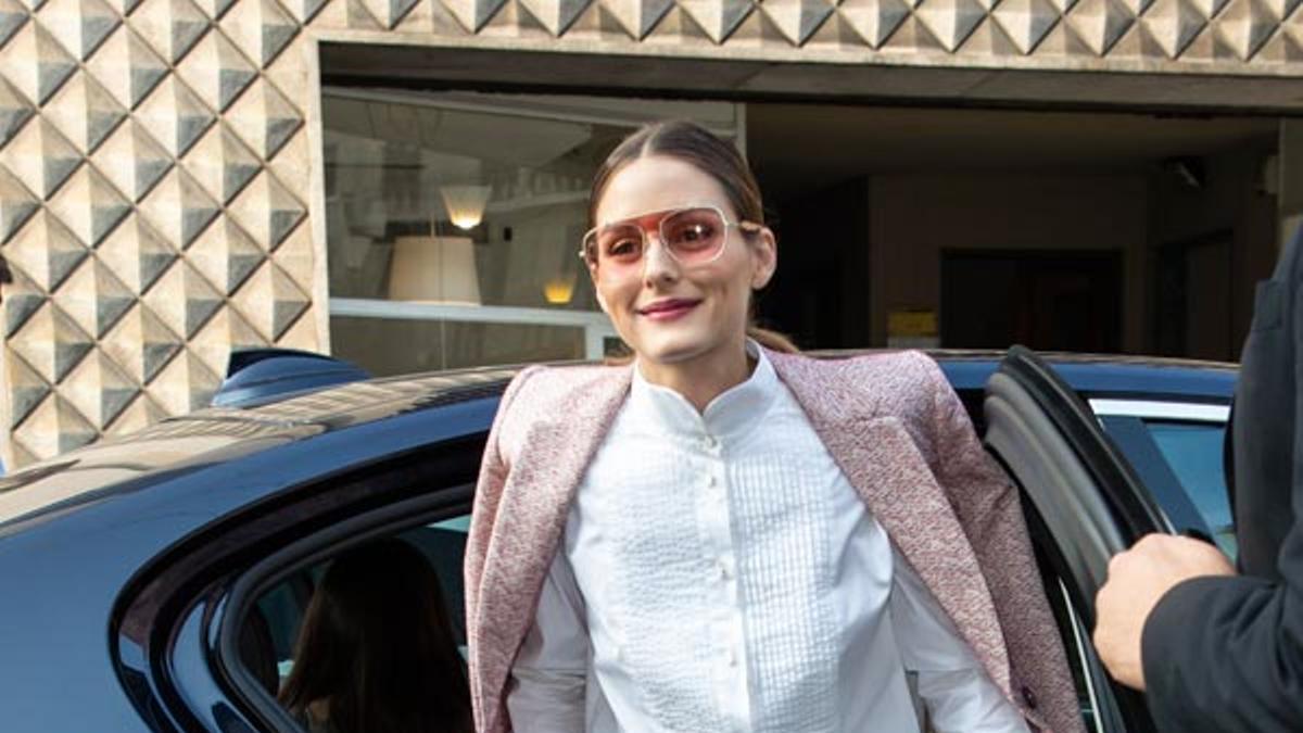 Olivia Palermo con traje de chaqueta rosa en el desfile de Max Mara