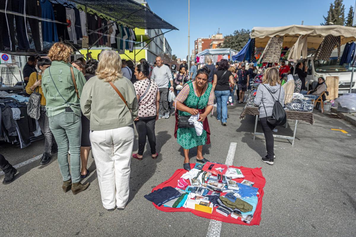 El histórico mercado ambulante inicia un exilio temporal: las obras de reforma del barrio exigen dejar libres las calles del Acer, de la Metal·lúrgia y del Crom, donde los puestos comerciales llevaban más de 50 años asentados. La nueva ubicación es desde el cruce de la calle de los Ferrocarrils Catalans con calle Foc hasta el cruce de la calle de la Mare de Déu de Port con el de calle Motors.