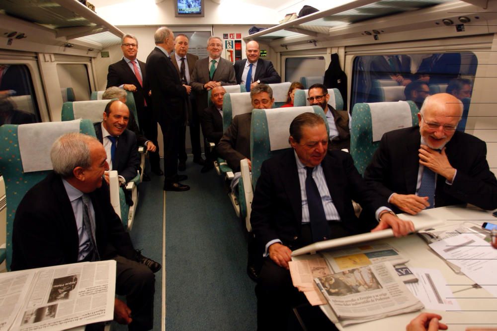 Federico Félix, Vicente Boluda y Juan Roig, junto a otros empresarios valencianos, camino de la cumbre por el corredor mediterráneo.