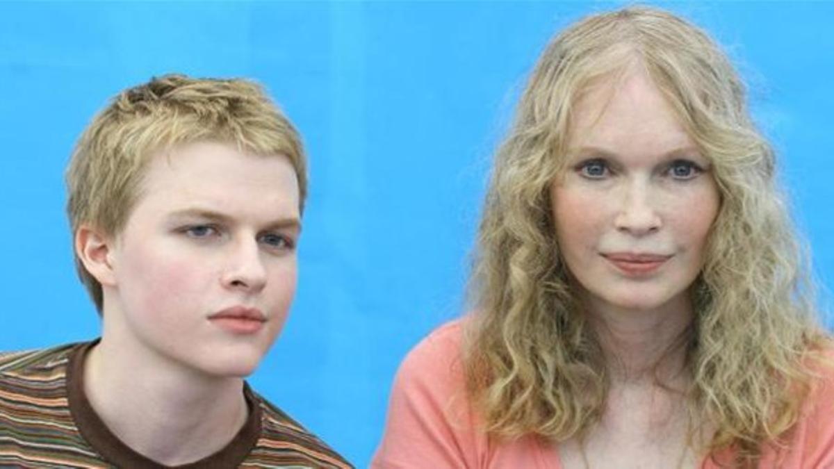 Mia Farrow y su hijo biológico Ronan en  el 2004.