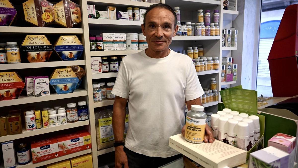 Pedro está al frente de Integral, la herboristería decana de la Boa Vila.