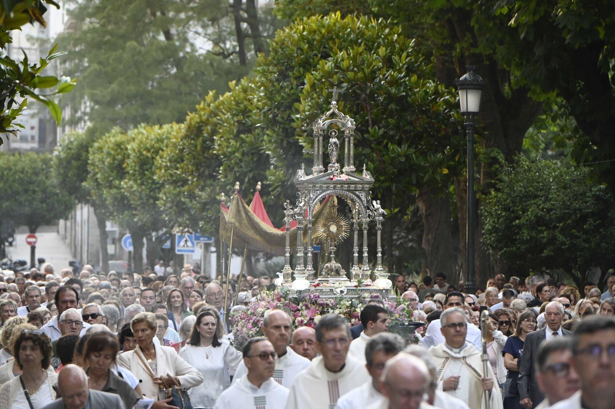 Un año más, los fieles vigueses participaron en una de las fechas más solemnes del calendario religioso, la celebración del Corpus Christi
