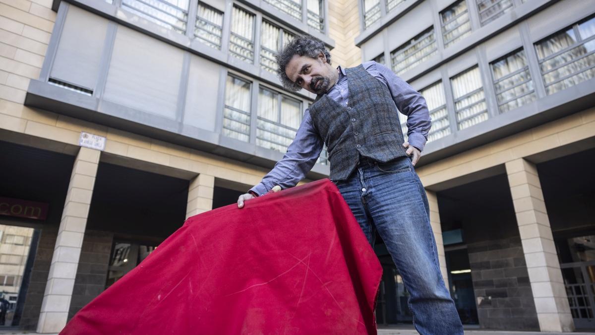 El director y actor Alberto Castrillo-Ferrer capeando el temporal.