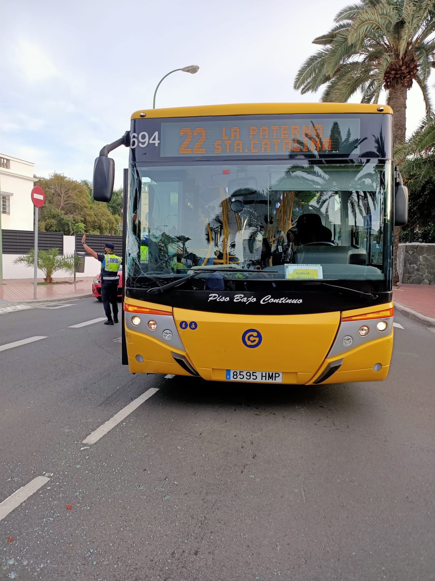 Guagua de la línea 22 que sufrió un accidente con un turismo en Pío XII