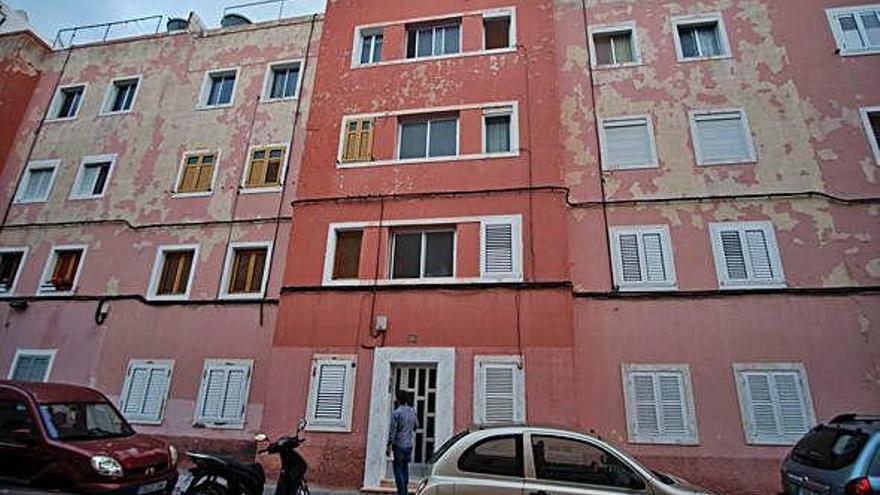 Fachada del portal donde ocurrieron los hechos, en la tercera planta del número 17 de la calle Deán Rodríguez Bolaños.