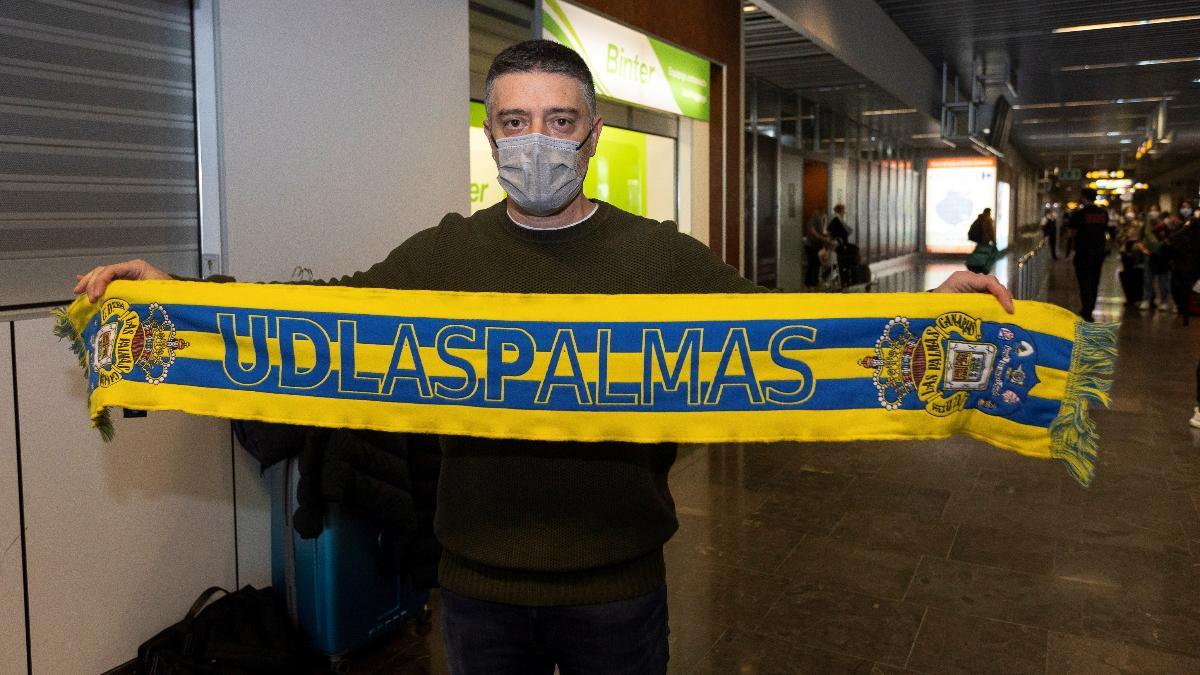 El nuevo entrenador de Las Palmas, Javier García Pimienta, en el aeropuerto de Gran Canaria