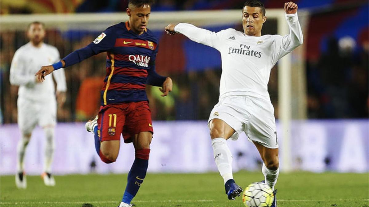 Neymar disputa un balón con Cristiano Ronaldo