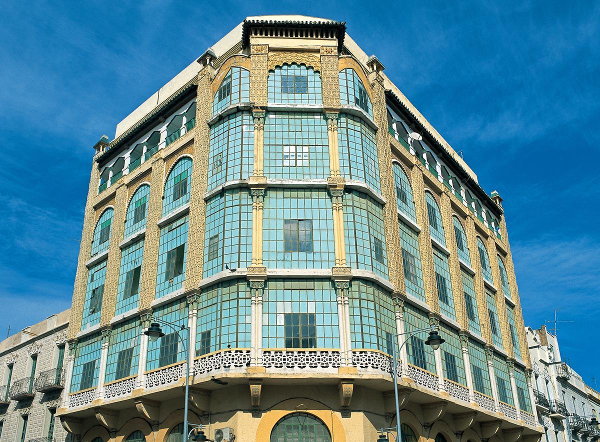 Se la conoce como la Casa de los Cristales por la cantidad de vidrio que luce su fachada