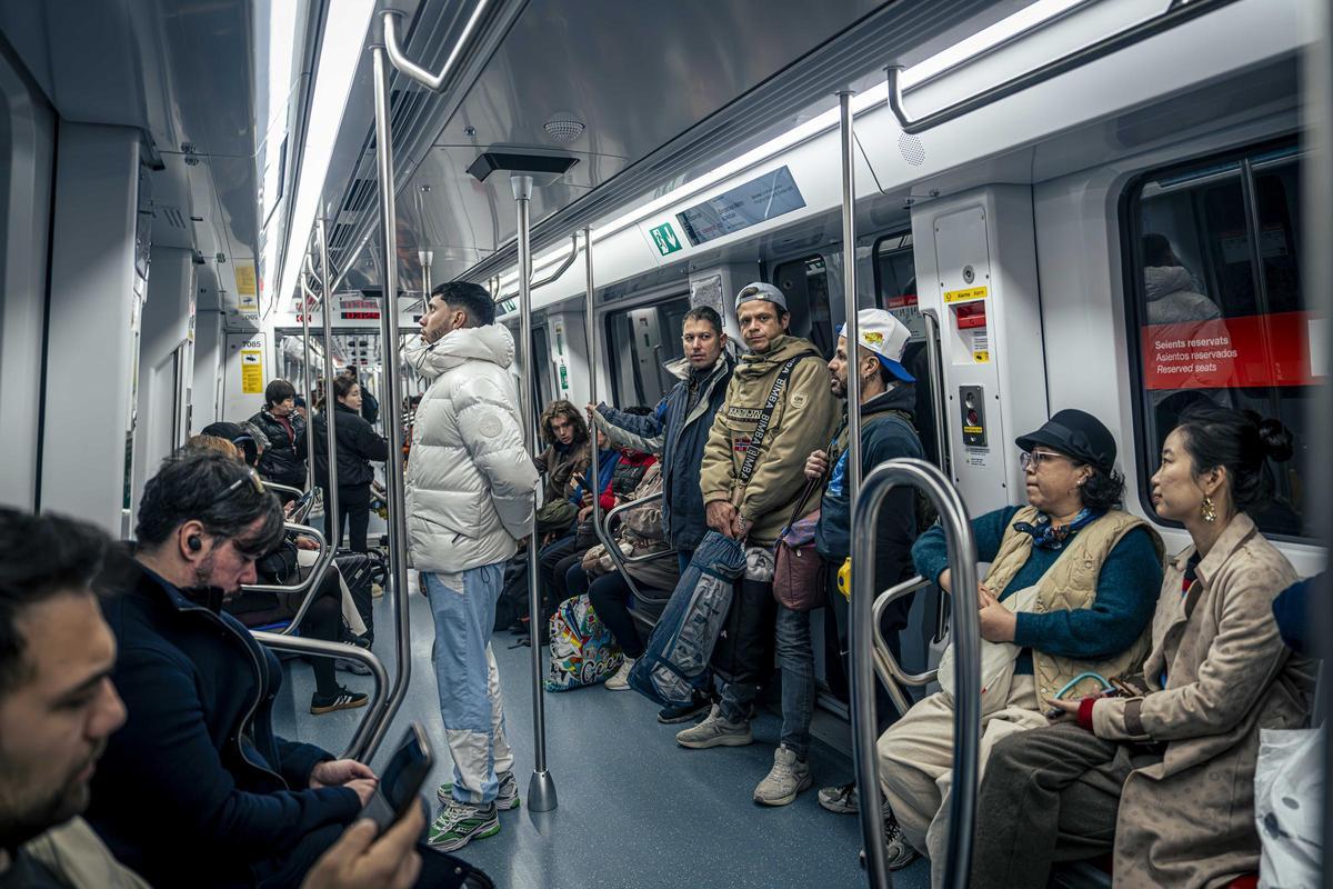 Se desplazan en el metro con sus tiendas de campaña, pues tienen temor de que se las roben en Montjuïc.