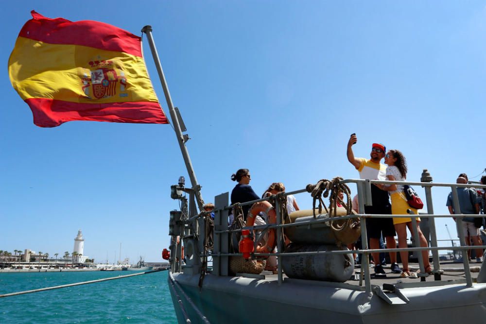 El buque de la Armada 'Infanta Cristina' abre sus puertas al público durante los dos días que estará atracado en el muelle dos del Puerto de Málaga.