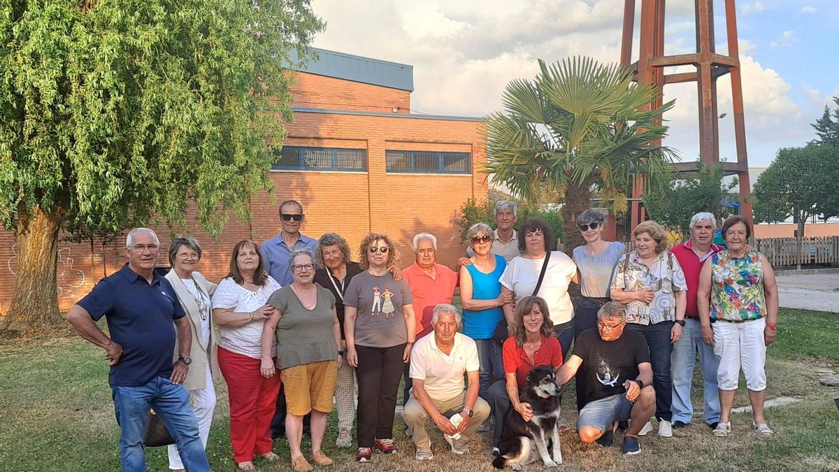 Algunos de los integrantes del club de lectura de muelas del Pan durante la fiesta de fin de curso.