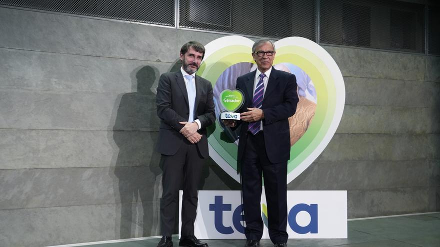 Fernando Vargas, presidente de la Fundación Salud Infantil, recibe el Premio Humanizando la Sanidad de Teva por el proyecto &#039;Atención temprana y acompañamiento familiar en neonatología&#039; de manos del director del Instituto de Salud Carlos III, Cristobal Belda.