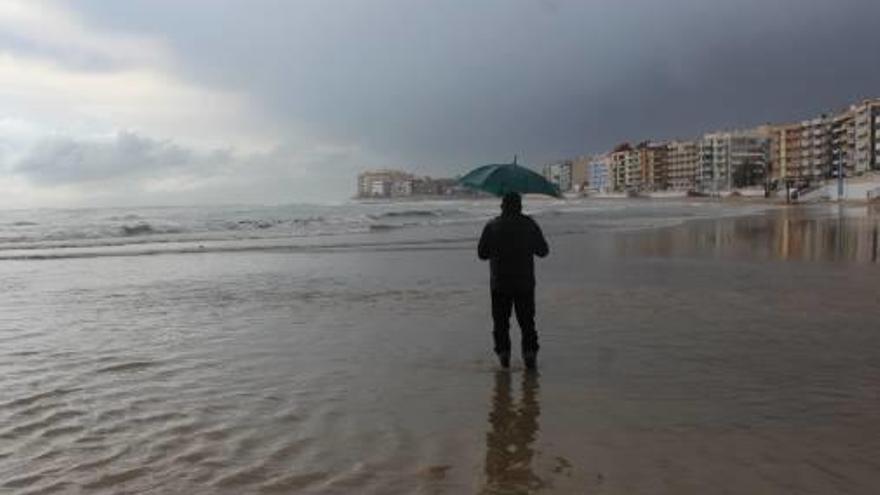 Playa de Los Locos de Torrevieja afectada por el temporal.