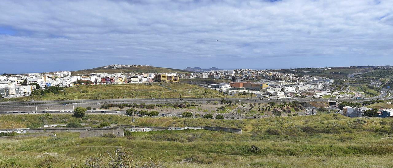 Panorámica de Tamaraceite Sur vista desde Isla Perdida, se puede observar el centro comercial Alisios y los solares donde habrá actuaciones en los próximos años. | | ANDRÉS CRUZ