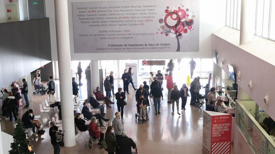 Pacientes esperando a ser atendidos en el vestíbulo del Hospital Universitario del Vinalopó, en una imagen de archivo.  | ÁXEL ÁLVAREZ