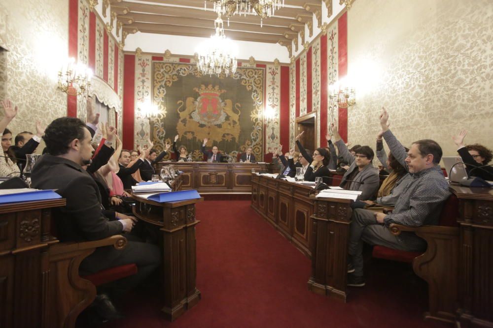 El pleno aprueba por unanimidad la retirada de las calles franquistas de Alicante