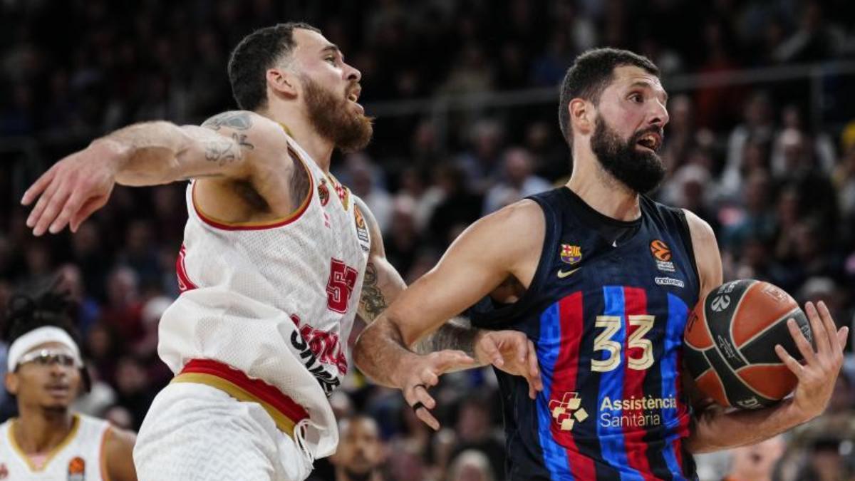 Mirotic y Mike James en un partido de Euroliga