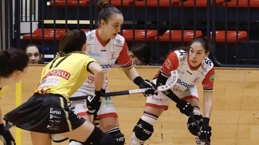 Mariona Colomer trata de impedir el avance de Sara Roces, con Marta Piquero controlando la bola. | MARCOS  LEÓN