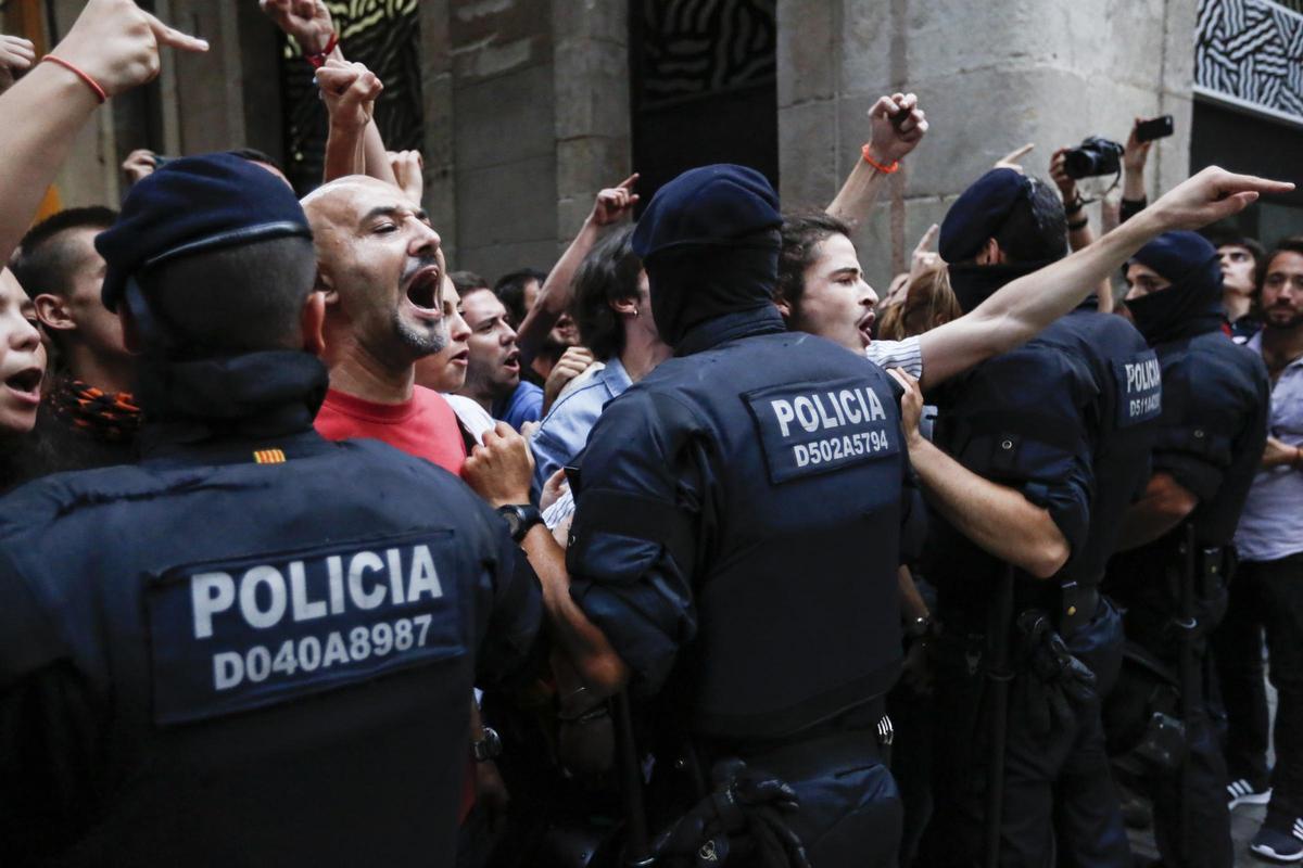 Agentes de la Policía Nacional en una protesta en Via Laietana contra la cargas en el 1-O.