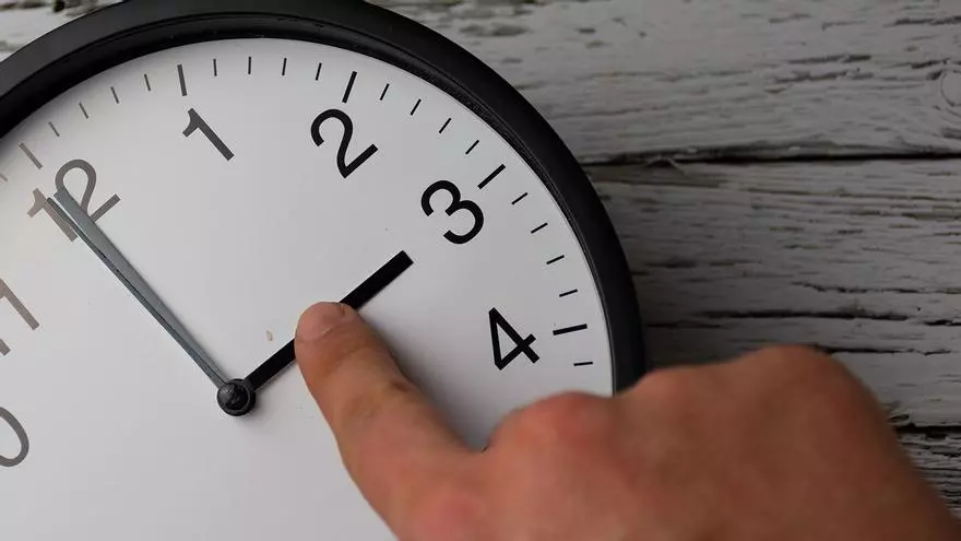 El BOE lo hace oficial: adiós al cambio de hora en 2025