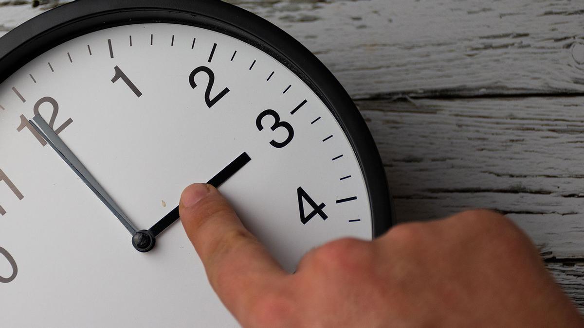 ADIÓS CAMBIO DE HORA 2025 El BOE lo hace oficial adiós al cambio de