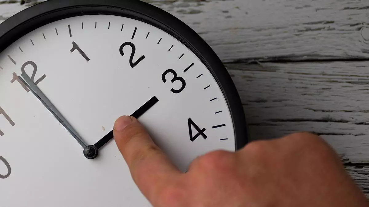El BOE lo hace oficial: adiós al cambio de hora en 2025
