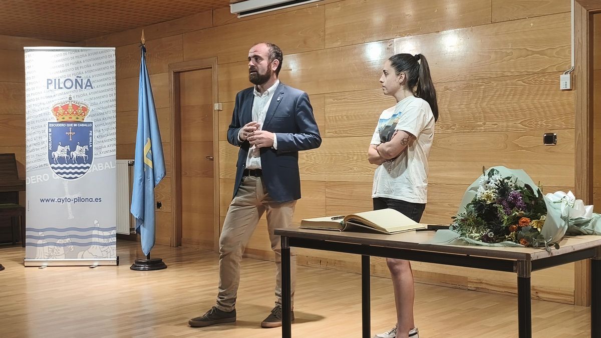 Iván Allende, alcalde de Piloña, e Isina Corte, durante su recibimiento, ayer, en la Casa de Cultura de Infiesto.