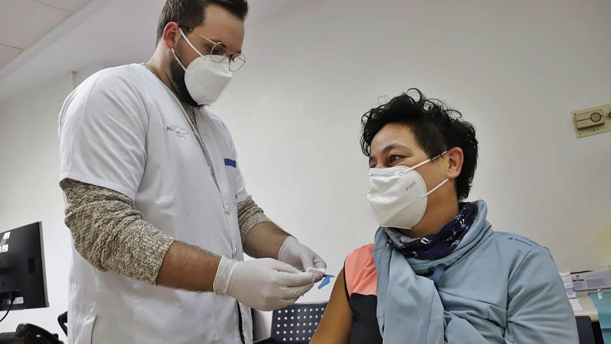 Administración de las dosis de Pfizer de la vacuna contra el coronavirus a una sanitaria en el Hospital Morales Meseguer.