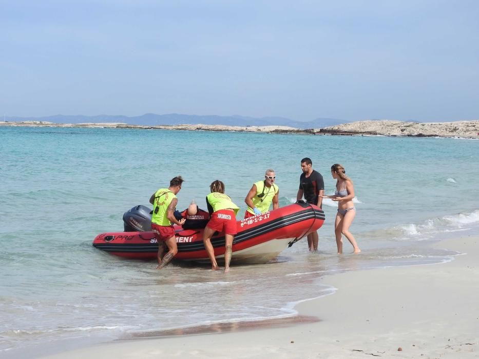 El ejercicio consistió en el rescate de dos personas de una embarcación que estaba supuestamente ardiendo en el mar