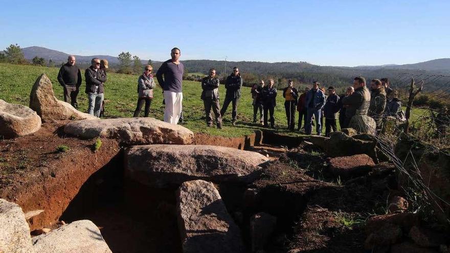 Charla celebrada en febrero del año pasado junto a los túmulos excavados. // Bernabé/Gutier