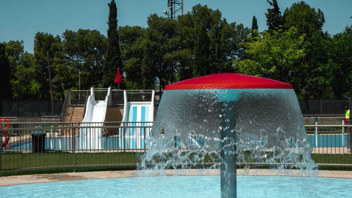 Toboganes en las piscinas del pueblo de Zaragoza