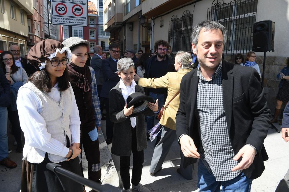 El alcalde Xulio Ferreiro y varios concejales participan en el descubrimiento de la placa de la calle que linda con la Maestranza. La enfermera llevó a América la vacuna contra la viruela en el XIX.