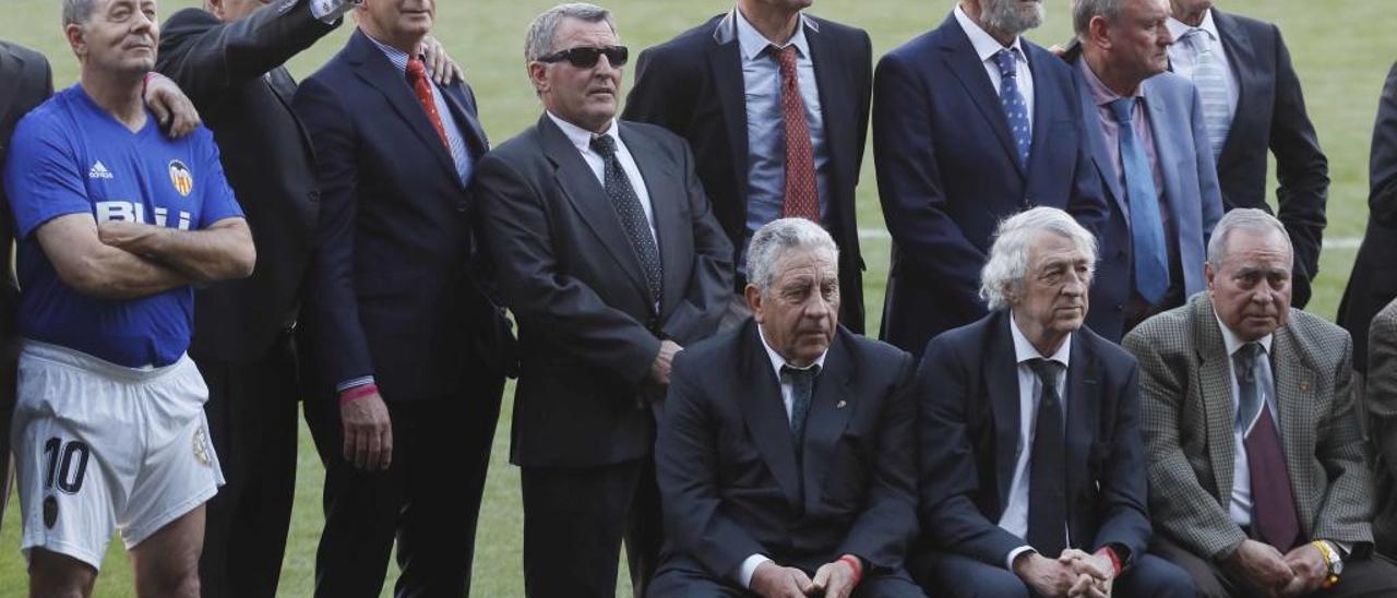 Subirats, Felman, Bonhof, Pablo, Botubot, Castellanos, Saura y Fabregat. Sentados, Claramunt, Sol y Huerta, el domingo en Mestalla.