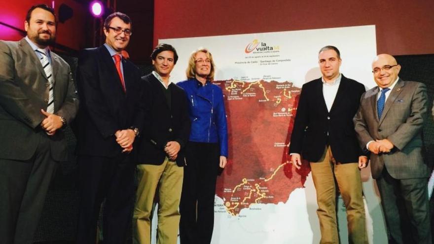 De izquierda a derecha, Juan Olea (concejal de Benalmádena), Javier Guillén (director general de Unipublic), Juan Jesús Bernal (diputado de Cultura y Deporte), Paloma García Gálvez (alcaldesa de Benalmádena), Elías Bendodo (presidente de la Diputación de Málaga) y Jesús Vázquez (concejal de Ronda), ayer en Cádiz.