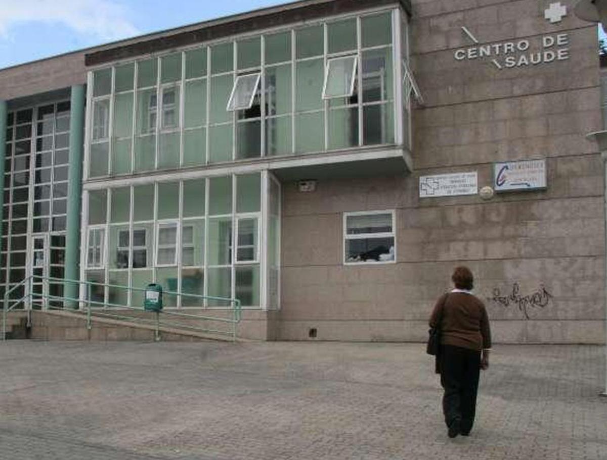Una paciente frente al centro de salud de Porriño. | FDV
