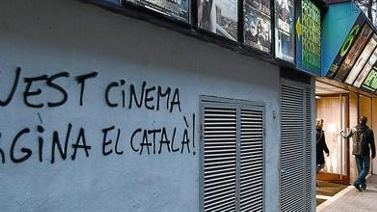 Pintada a favor del cine en catalán, en la fachada de los cines Renoir-Les Corts.
