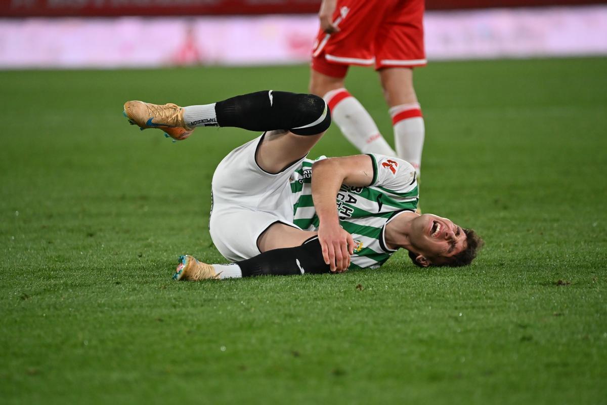 Diego Percan, dolorido tras una falta recibida ante el Almería en el UD Almería Stadium.
