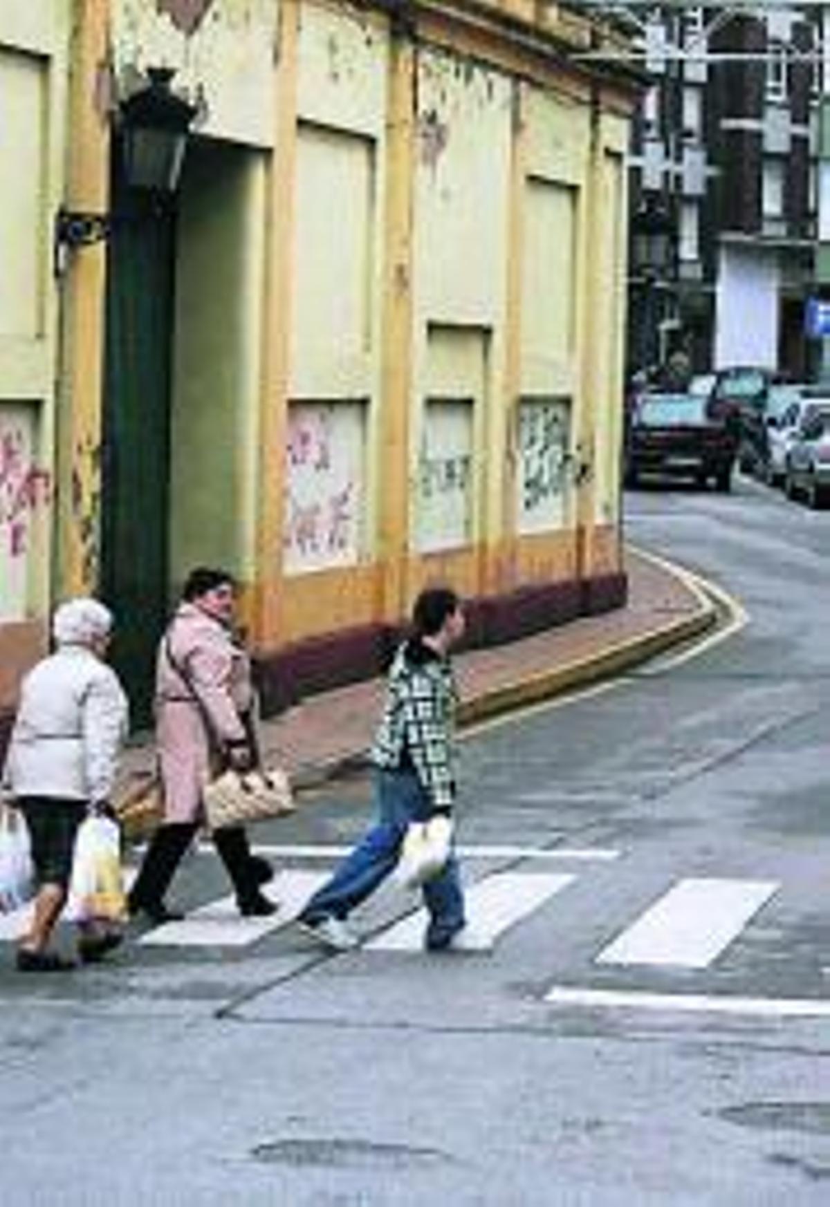 Peatones cruzando Carlos Albo.