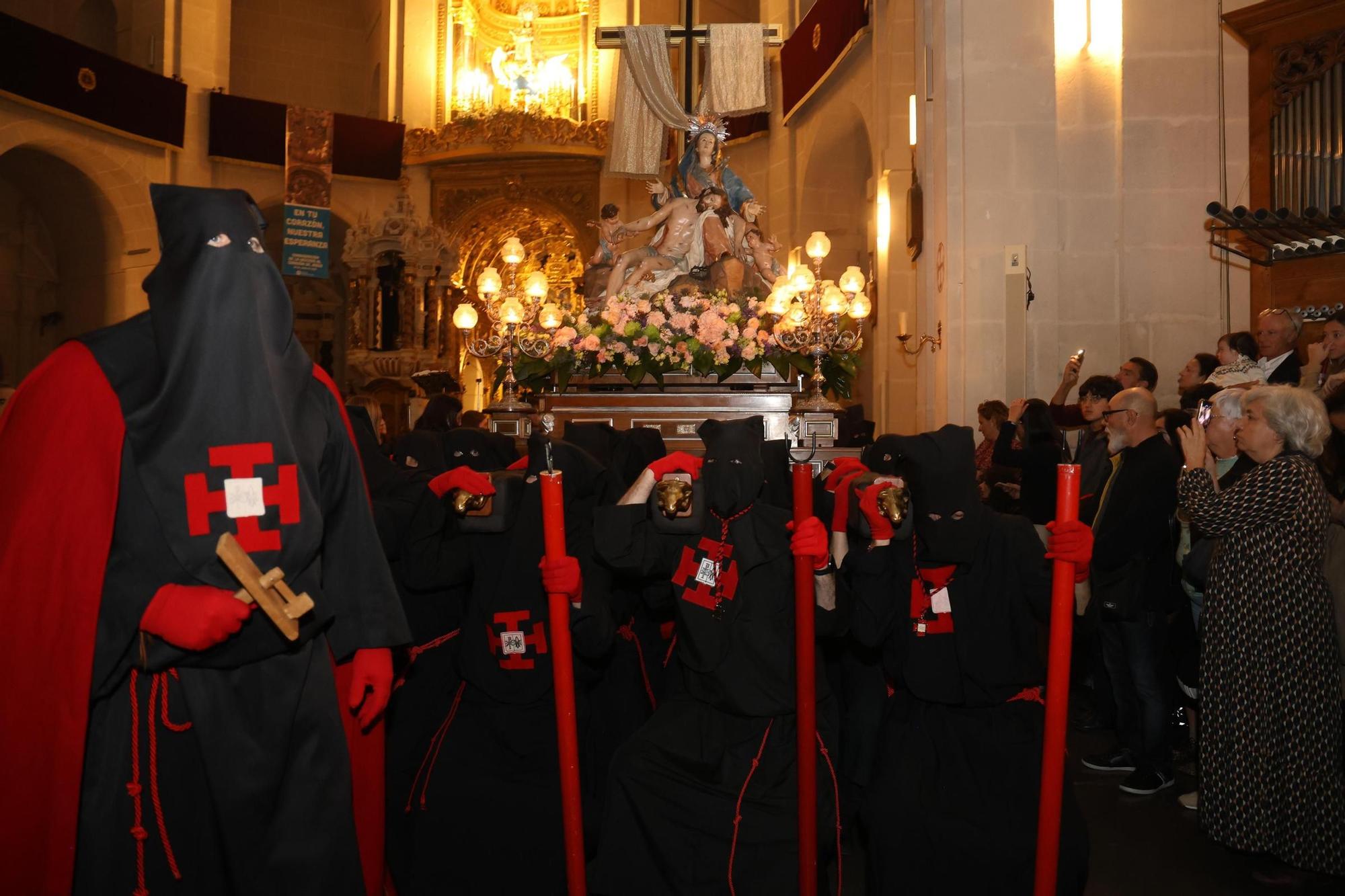 El Cristo de la Buena Muerte reina en el Jueves Santo de Alicante